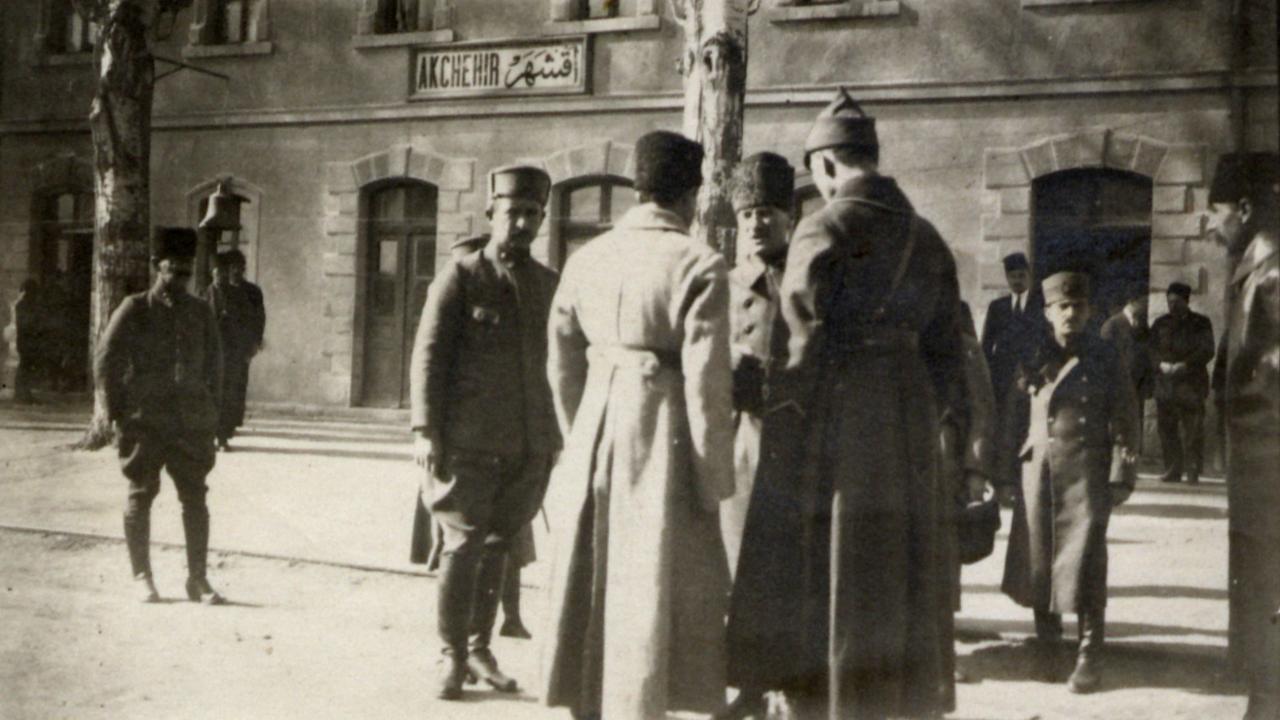 Atatürk`ün Akşehir İstasyonu`nda Garp Cephesi Komutanı İsmet Paşa ve Rus ateşesiyle görüşürken görülüyor. (Arşiv)