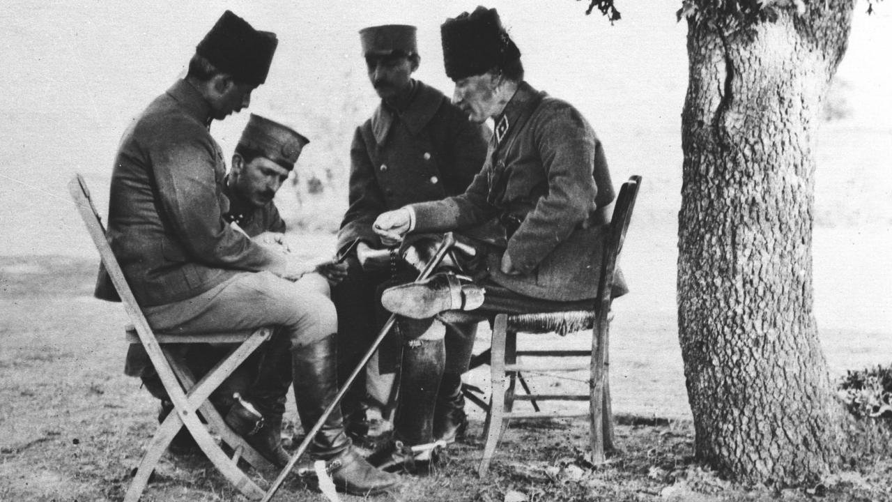 Batı Cephesi Komutanı İsmet Paşa (solda), Başkomutan Mustafa Kemal (Atatürk) (sağda) ve Albay Asım (Gündüz) bey (sol 2) ile 25 Ağustos 1922`de Büyük Taarruz öncesi harita üzerinde çalışırken. (Arşiv)
