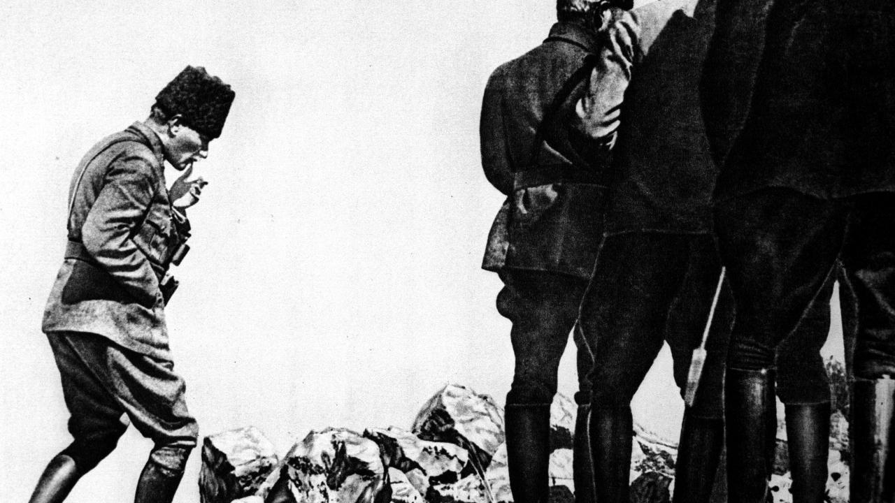 26 Ağustos 1922`de Mustafa Kemal Atatürk, Büyük Taarruz sabahı Afyon Kocatepe`de. (Arşiv)