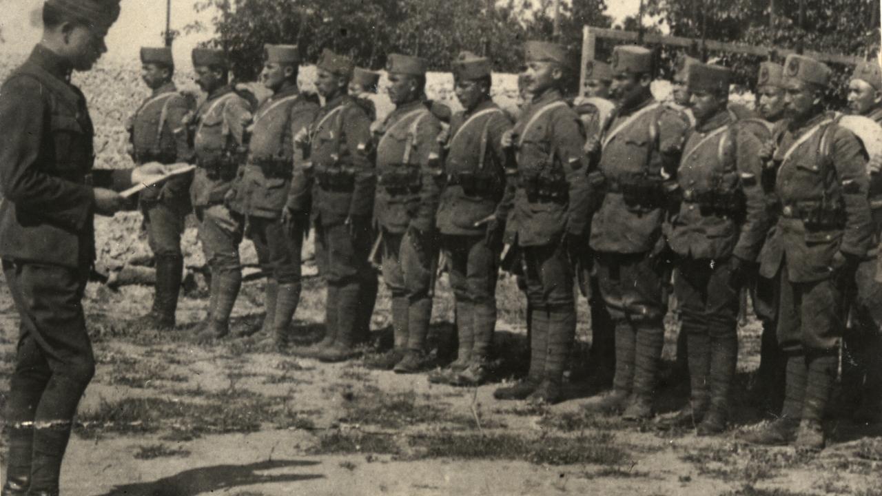 Fotoğrafta piyade birliğine emir okunduğu sırada çekilen fotoğraf görülüyor. (Arşiv)