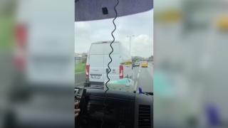 Ambulansa yol vermeyen sürücü kamerada