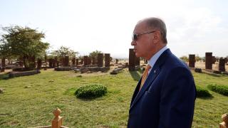 Cumhurbaşkanı Erdoğan, Ahlat'ta Selçuklu mezarlığını ziyaret etti