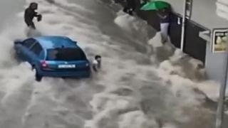 Esenyurt'ta sele kapılan çocuk güçlükle kurtarıldı