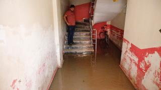 Eskişehir'de sağanak: Ev ve iş yerlerini su bastı