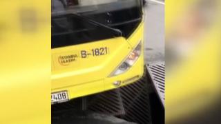 İETT otobüsünün geçişi sırasında yol çöktü: Otobüs kanalizasyona düşecekti