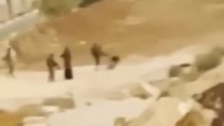 İsrail askerleri gözaltına aldığı iki Filistinliyi darbetti