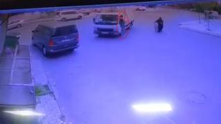 El frenini çekmeyi unuttu; kamyoneti camdan içeri atlayarak durdurdu