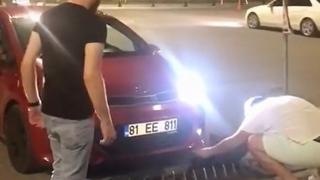 Ters kapanın üzerinden paspas koyarak geçti