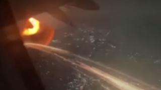 Havadaki yolcu uçağının motoru alev aldı