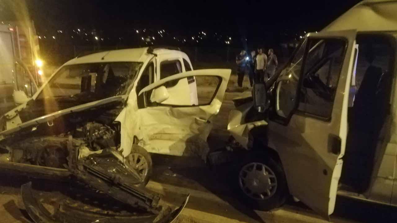 Düzensiz göçmenleri taşıyan minibüs kaza yaptı: 1 ölü, 14 yaralı