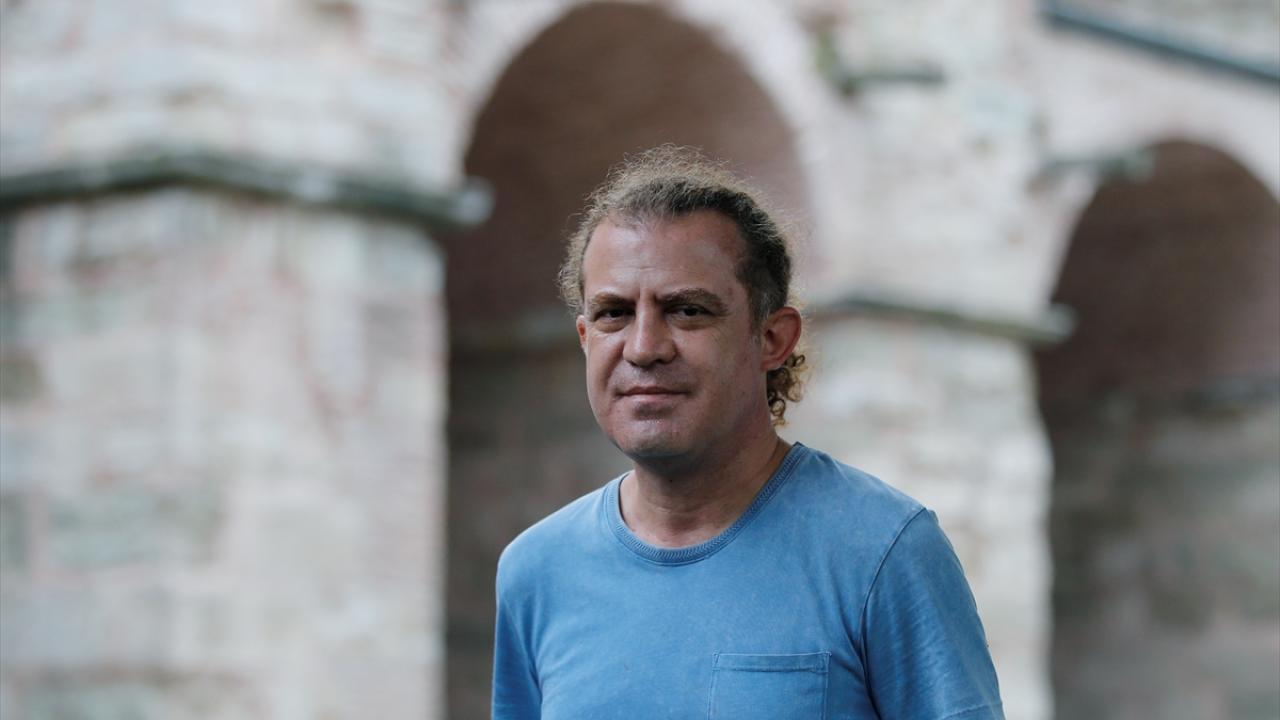 "Kestane ağacının kökleri tarihi mekanın tonozunu delerek yapıya inmiş"