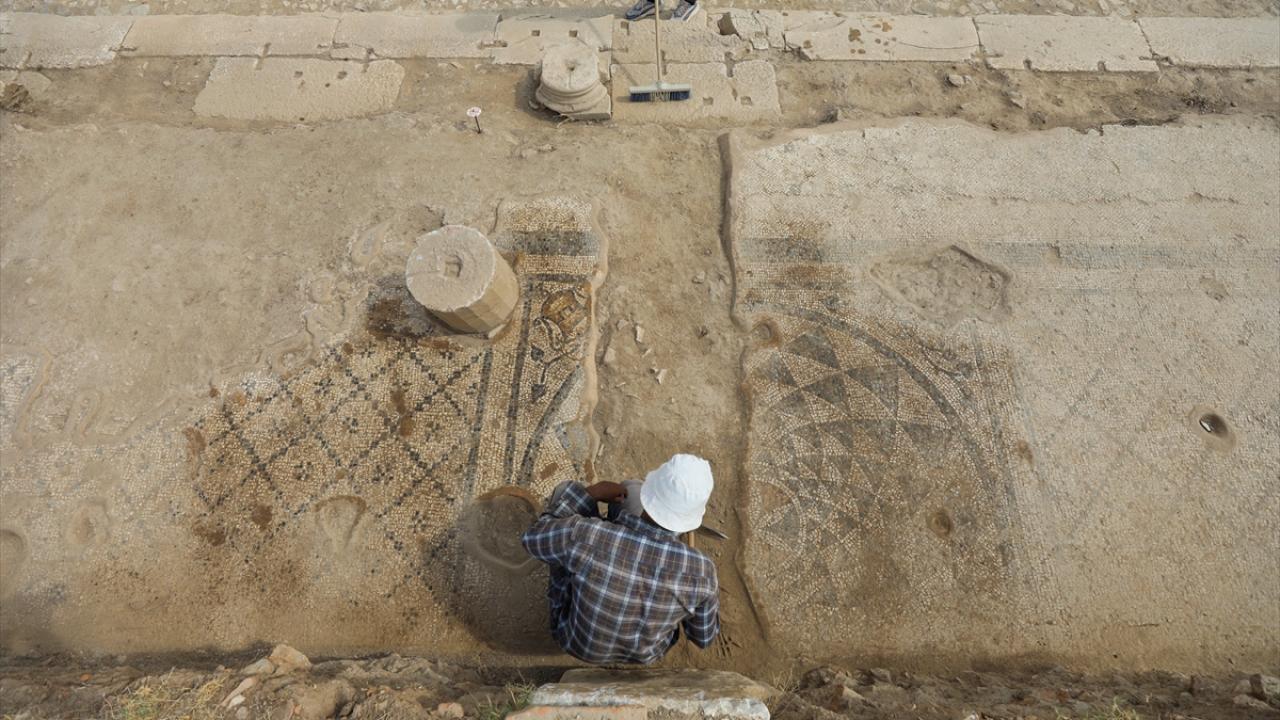 Geometrik bezemeli mozaikler iyi korunmuş