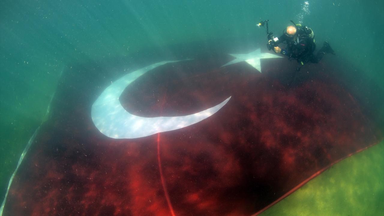 100 metrekare büyüklüğünde Türk bayrağı açtılar