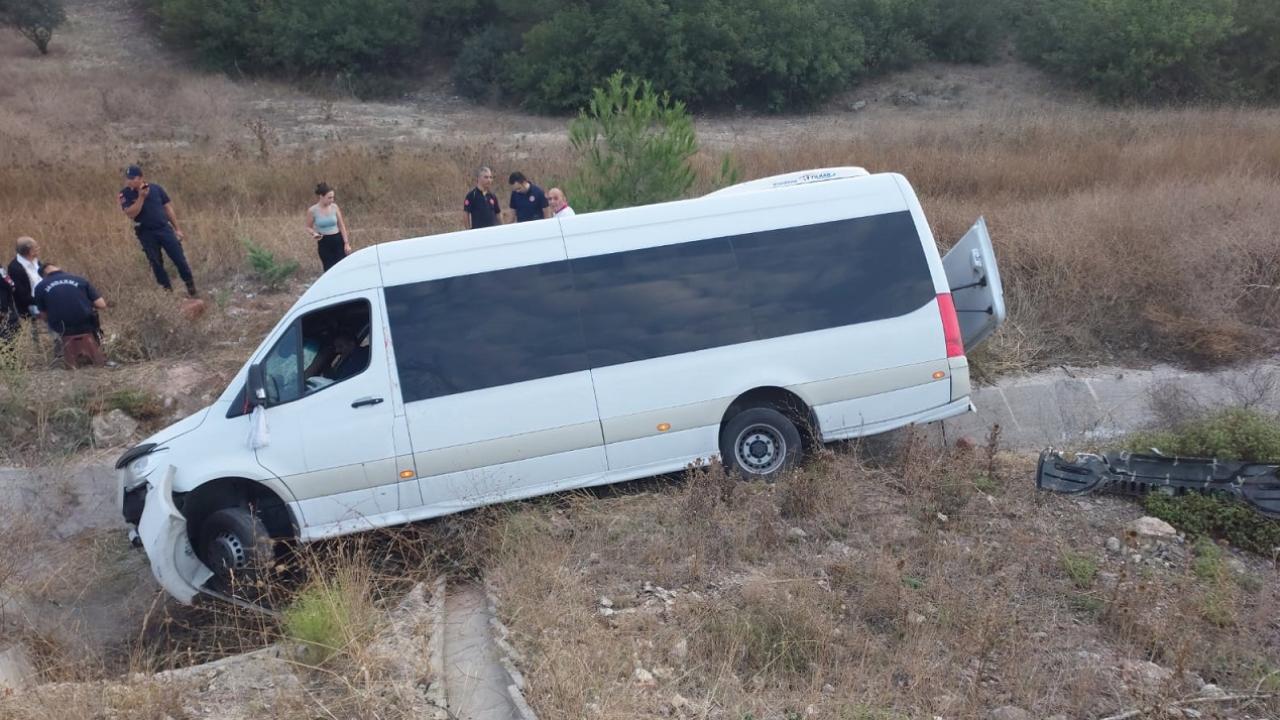 Bilecik'te su kanalına giren minibüsteki 13 kişi yaralandı