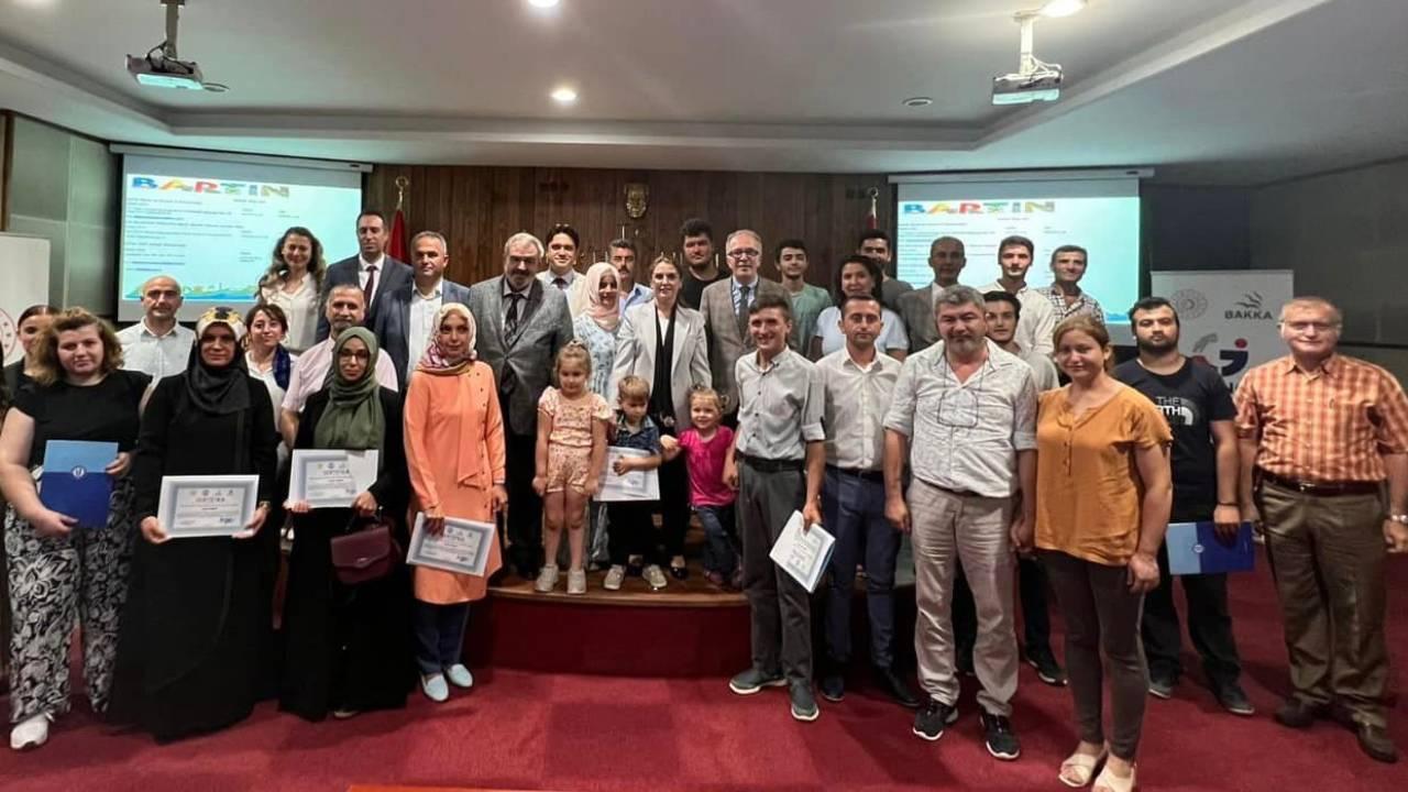 "Genç İstihdam" projesi eğitimlerini tamamlayan kursiyerlere belgeleri verildi