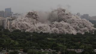 Hindistan'ın `ikiz kule`si patlayıcıyla yıkıldı