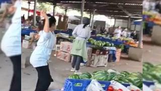 Pazarda sebze savaşı: O anlar kamerada