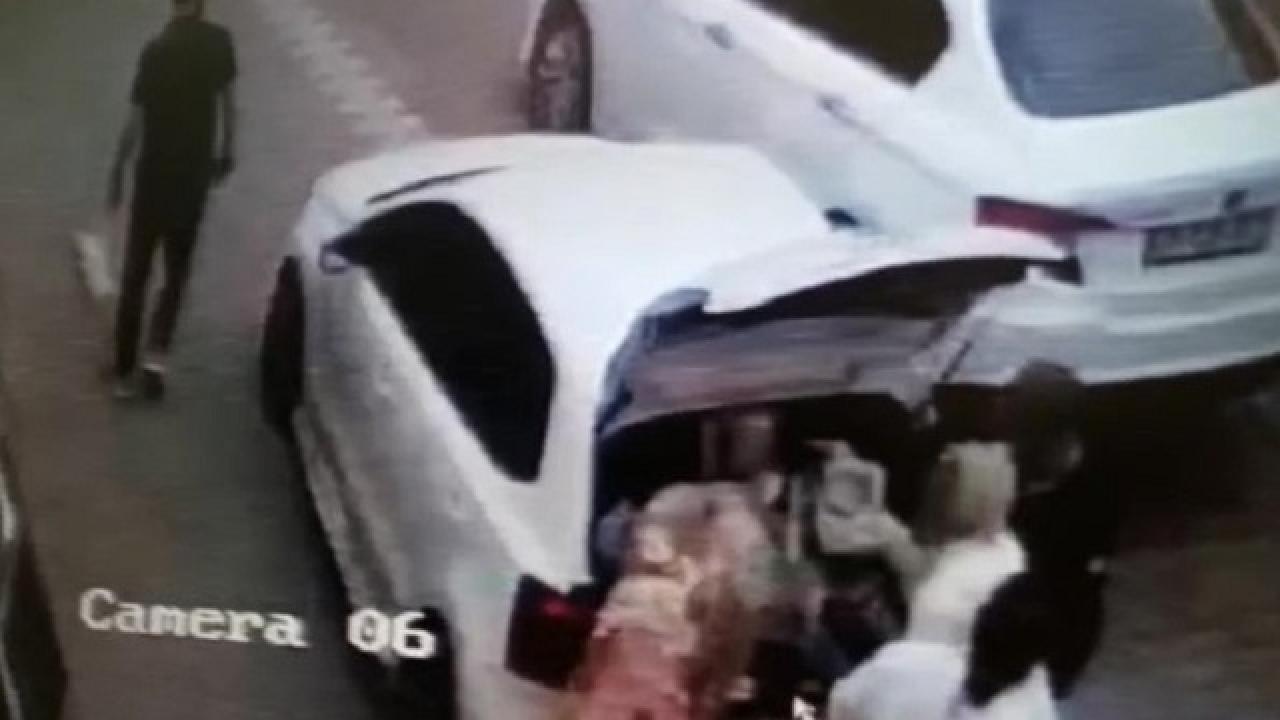 Müşteri gibi geldiler, malzemeleri bagaja yükleyip gittiler