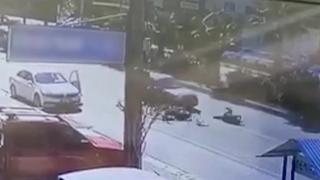 Araç kapısı çarpınca yola savruldu: Seyir halindeki otomobilin altında kaldı