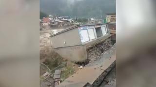 Pakistan'da sel binayı yıktı