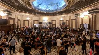 Irak'ta Sadr yanlıları hükümet binalarını bastı