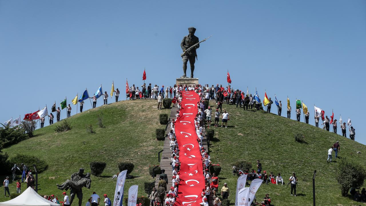Dumlupınar Şehitliği'nde ziyaretçi yoğunluğu TRT Haber Foto Galeri