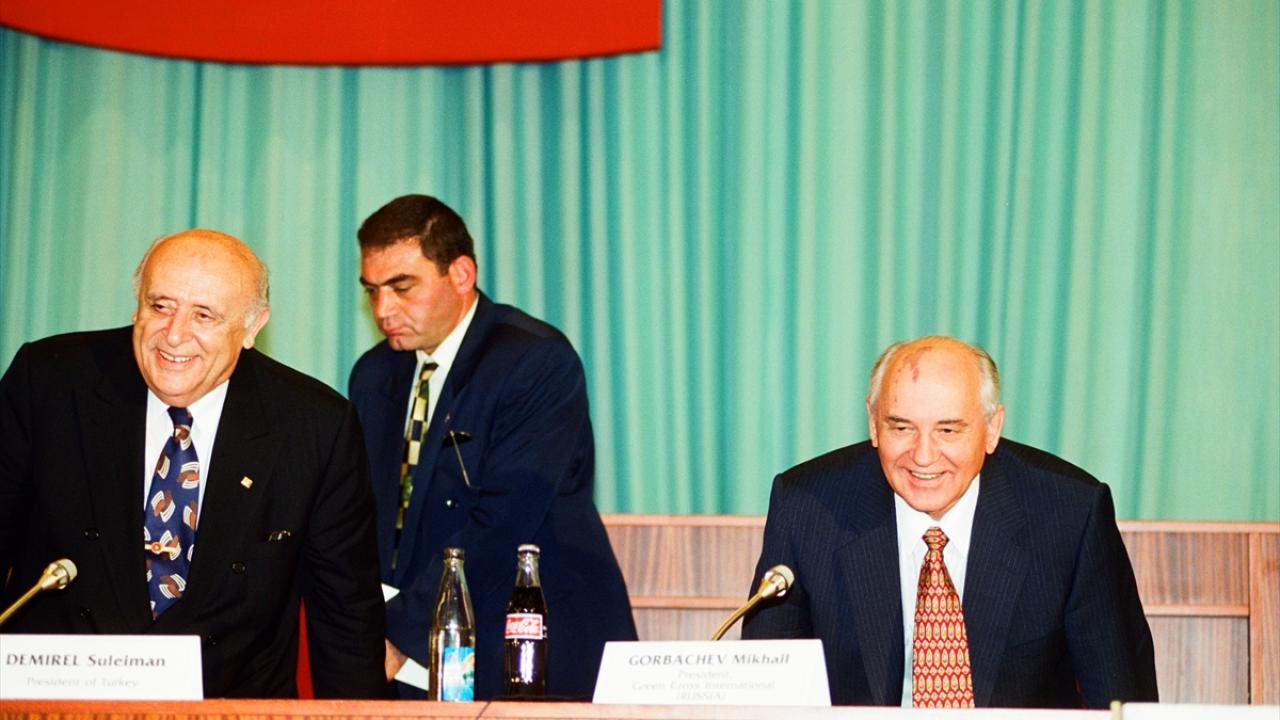 Gorbaçov, 17 Temmuz 1997`de Dönemin Cumhurbaşkanı Süleyman Demirel ile birlikte Issık Kul Formu`na katılmıştı. (Arşiv)