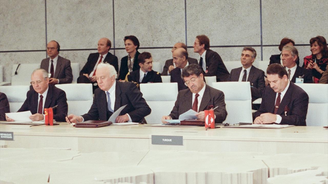 Gorbaçov, 19 Kasım 1990`da Paris`te düzenlenen AGİK toplantısına katılmıştı. (Arşiv)