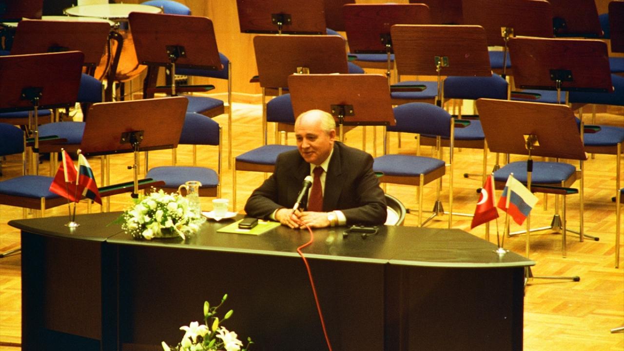 Gorbaçov, 28 Nisan 1995`de Paris`te düzenlenen AGİK toplantısına katılmıştı. (Arşiv)