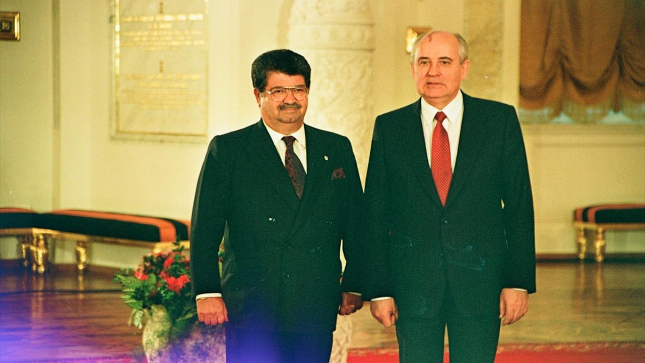 Gorbaçov, Dönemin Cumhurbaşkanı Turgut Özal ile 11 Mart 1991`de görüşmüştü. (Arşiv)