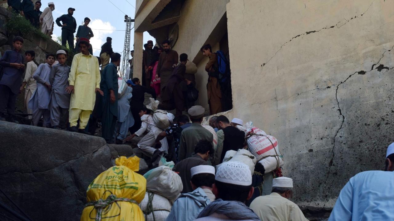 Halk dağlardan saatlerce yürüyor