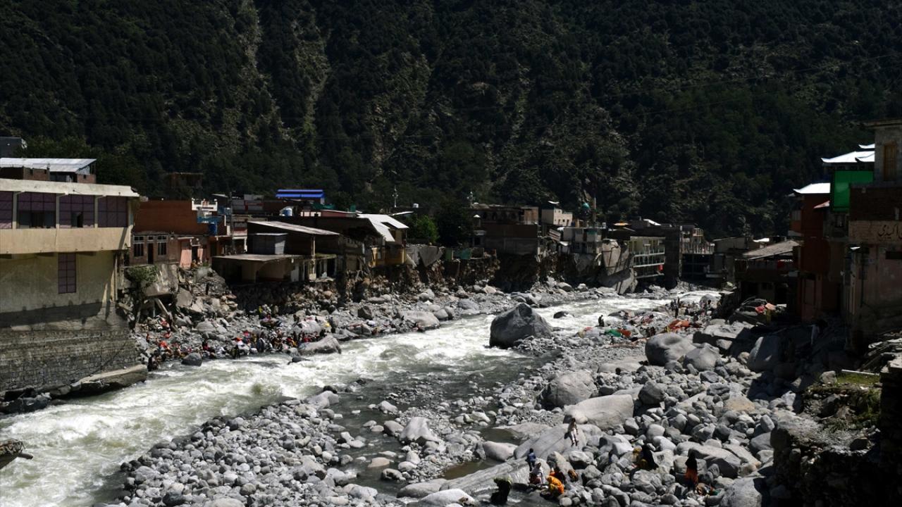 Halk birbirine yardım ediyor