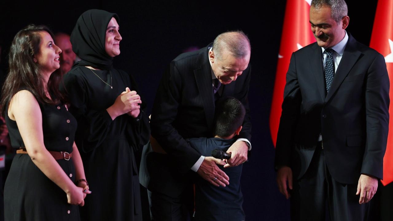 "Öğretmenlerimizi ekonomik ve mali açıdan desteklemeye devam edeceğiz"