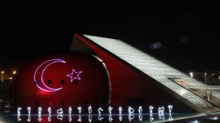 Ankara'da CSO binasına 30 Ağustos görselleri yansıtıldı