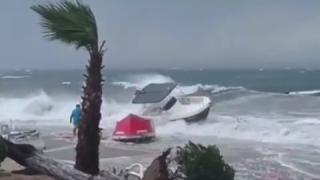 Marmara Denizi'nde fırtına: Tekneler dev dalgalar nedeniyle zarar gördü