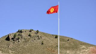 Kırgızistan bayrağı Tanrı Dağları'nda