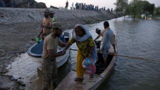 Pakistan ordusu selden etkilenenleri bot ile tahliye etti