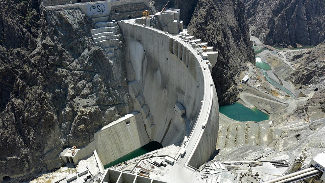 Yusufeli Barajı su tutmak için ilçe merkezinin taşınmasını bekliyor