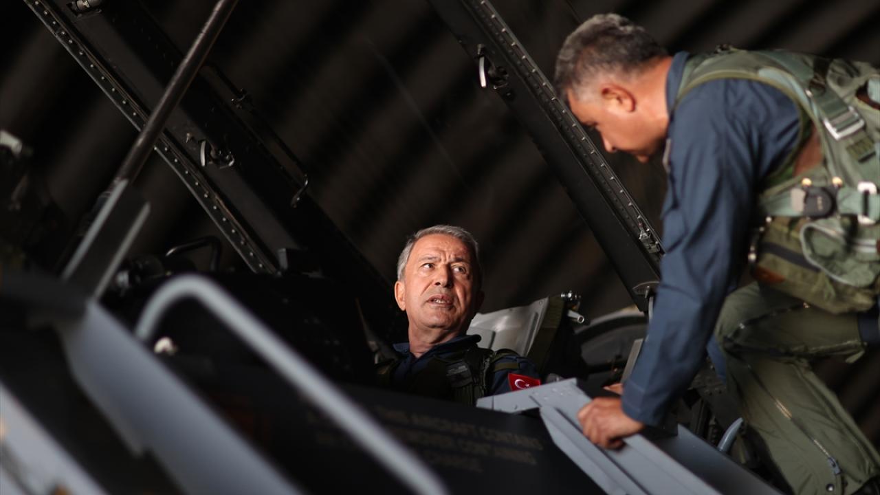 Üçlü kol uçuşuna liderlik etti