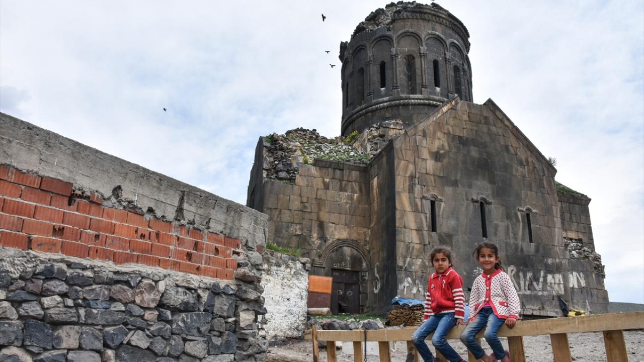 "Kilisenin üzerinde üç ayrı kitabe mevcut"