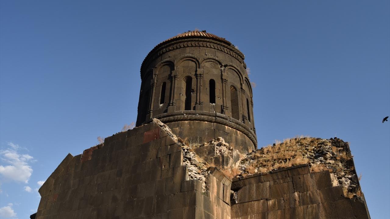 "Köyün tam ortasında ve bir tepede"