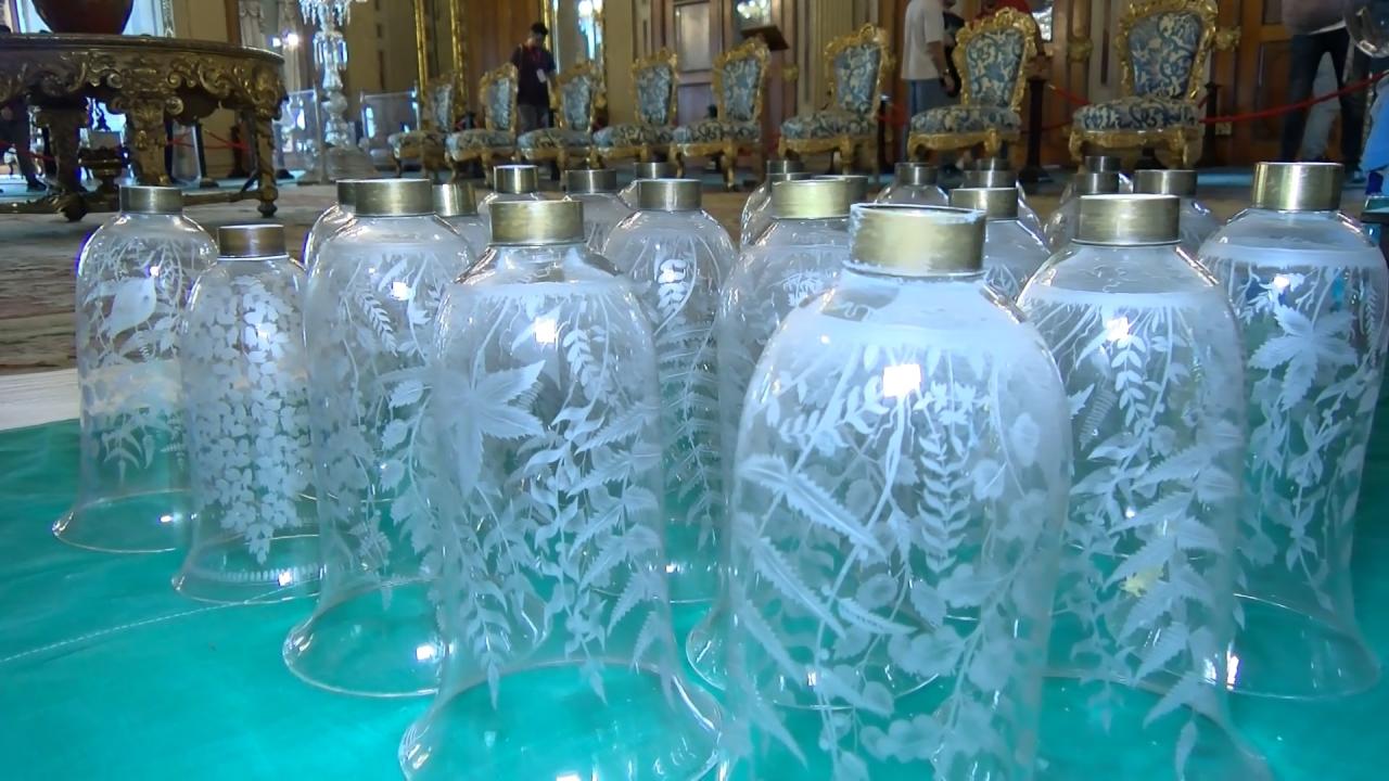 42 kollu kristal şamdanların bakımı düzenli yapılıyor
