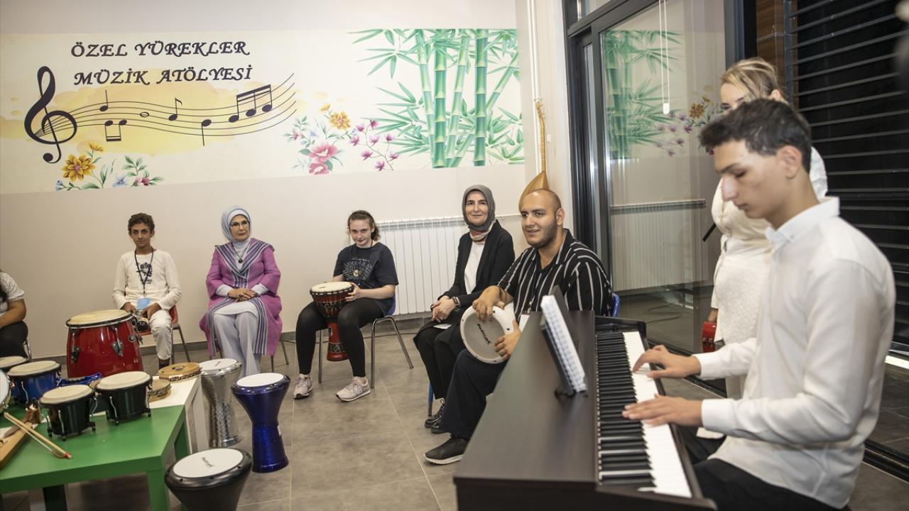 Müzik akademisi öğrencileri, besteledikleri "Özel Yürekler" parçasını Erdoğan için söyledi