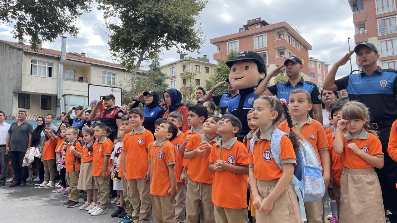 İstanbul`da eğitimin ilk gününde polisler miniklerin yanında yer aldı