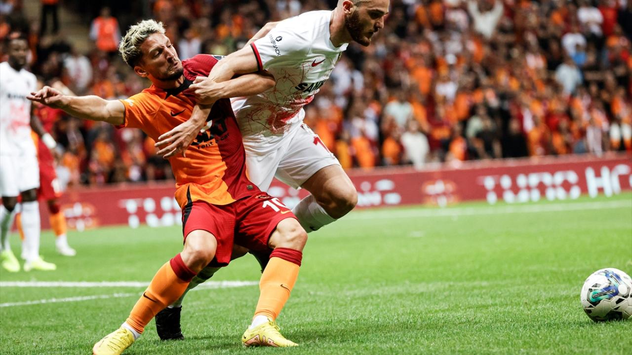 İlk yarı bitmeden Galatasaray 10 kişi kaldı