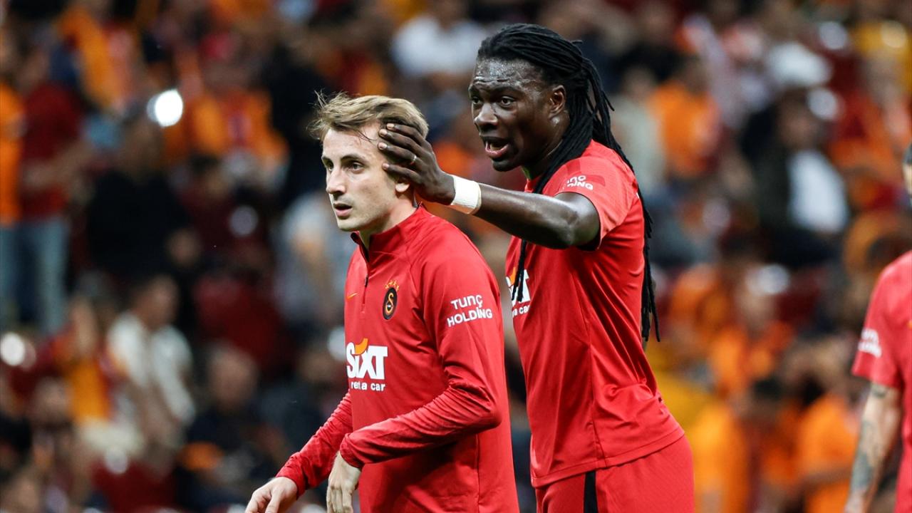 Boey ve Oliveira`nın şutları direğe takıldı