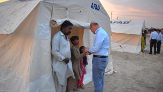 Bakanlar Soylu ve Kurum, Pakistan'da sel bölgelerini inceledi