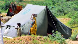 Pakistan'da sel mağdurları derme çatma kamplarda yaşamaya başladı