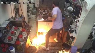 Lavaboya döktüğü asetonu çakmakla temizlemeye çalıştı