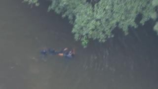 ABD'de polis şüpheliyi yüzerek yakaladı